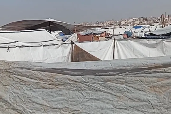 حملة لتوزيع الأغطية والغذاء على النازحين